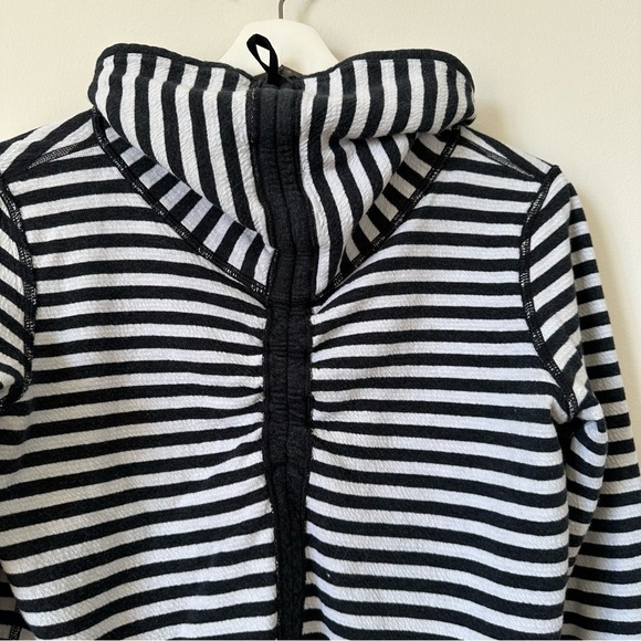 Lululemon In A Cinch Long Sleeve Top Heathered Black and White/ Gray Size 6 - Picture 4 of 8